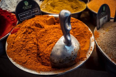 Kudüs, İsrail - 17 Şubat 2026 Mahane Yehuda Pazarı 'nda geleneksel baharatların keşfi, canlı renkler, egzotik dokular ve bu ikonik kentsel konumda aşçılık mirası sergileniyor.