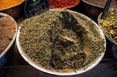 Kudüs, İsrail - 17 Şubat 2026 Mahane Yehuda Pazarı 'nda geleneksel baharatların keşfi, canlı renkler, egzotik dokular ve bu ikonik kentsel konumda aşçılık mirası sergileniyor.