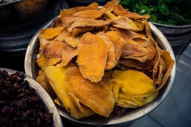 Kudüs, İsrail - 17 Şubat 2026 Mahane Yehuda Pazarı 'nda geleneksel kurutulmuş meyve, sebze ve çiçeklerin keşfi, bu ikonik kent bölgesinde canlı renkler ve dokular sergileniyor.