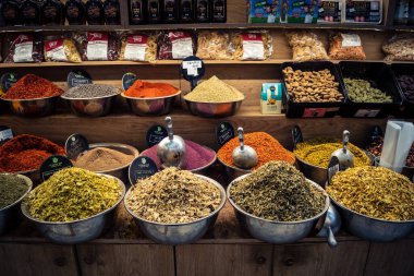 Kudüs, İsrail - 17 Şubat 2026 Mahane Yehuda Pazarı 'nda geleneksel baharatların keşfi, canlı renkler, egzotik dokular ve bu ikonik kentsel konumda aşçılık mirası sergileniyor.
