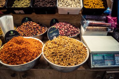 Kudüs, İsrail - 17 Şubat 2026 Mahane Yehuda Pazarı 'nda geleneksel baharatların keşfi, canlı renkler, egzotik dokular ve bu ikonik kentsel konumda aşçılık mirası sergileniyor.