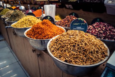 Kudüs, İsrail - 17 Şubat 2026 Mahane Yehuda Pazarı 'nda geleneksel baharatların keşfi, canlı renkler, egzotik dokular ve bu ikonik kentsel konumda aşçılık mirası sergileniyor.