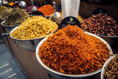 Kudüs, İsrail - 17 Şubat 2026 Mahane Yehuda Pazarı 'nda geleneksel baharatların keşfi, canlı renkler, egzotik dokular ve bu ikonik kentsel konumda aşçılık mirası sergileniyor.