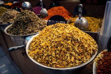 Kudüs, İsrail - 17 Şubat 2026 Mahane Yehuda Pazarı 'nda geleneksel baharatların keşfi, canlı renkler, egzotik dokular ve bu ikonik kentsel konumda aşçılık mirası sergileniyor.