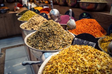 Kudüs, İsrail - 17 Şubat 2026 Mahane Yehuda Pazarı 'nda geleneksel baharatların keşfi, canlı renkler, egzotik dokular ve bu ikonik kentsel konumda aşçılık mirası sergileniyor.