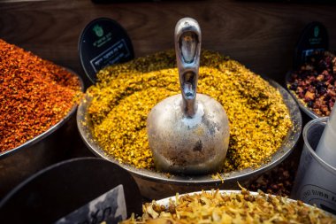 Kudüs, İsrail - 17 Şubat 2026 Mahane Yehuda Pazarı 'nda geleneksel baharatların keşfi, canlı renkler, egzotik dokular ve bu ikonik kentsel konumda aşçılık mirası sergileniyor.