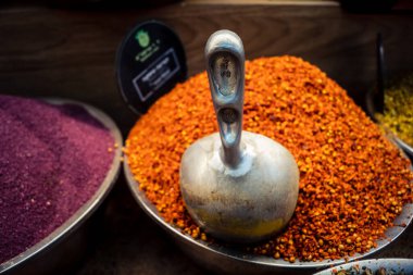 Kudüs, İsrail - 17 Şubat 2026 Mahane Yehuda Pazarı 'nda geleneksel baharatların keşfi, canlı renkler, egzotik dokular ve bu ikonik kentsel konumda aşçılık mirası sergileniyor.