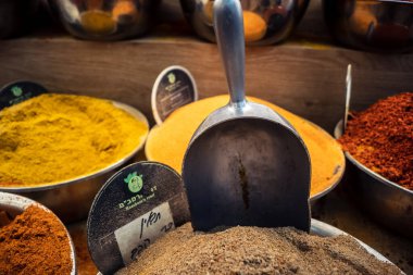 Kudüs, İsrail - 17 Şubat 2026 Mahane Yehuda Pazarı 'nda geleneksel baharatların keşfi, canlı renkler, egzotik dokular ve bu ikonik kentsel konumda aşçılık mirası sergileniyor.