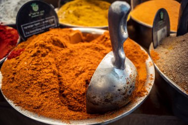 Kudüs, İsrail - 17 Şubat 2026 Mahane Yehuda Pazarı 'nda geleneksel baharatların keşfi, canlı renkler, egzotik dokular ve bu ikonik kentsel konumda aşçılık mirası sergileniyor.