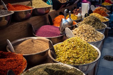 Kudüs, İsrail - 17 Şubat 2026 Mahane Yehuda Pazarı 'nda geleneksel baharatların keşfi, canlı renkler, egzotik dokular ve bu ikonik kentsel konumda aşçılık mirası sergileniyor.