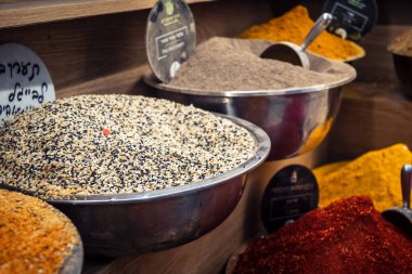 Kudüs, İsrail - 17 Şubat 2026 Mahane Yehuda Pazarı 'nda geleneksel baharatların keşfi, canlı renkler, egzotik dokular ve bu ikonik kentsel konumda aşçılık mirası sergileniyor.