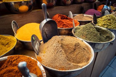 Kudüs, İsrail - 17 Şubat 2026 Mahane Yehuda Pazarı 'nda geleneksel baharatların keşfi, canlı renkler, egzotik dokular ve bu ikonik kentsel konumda aşçılık mirası sergileniyor.