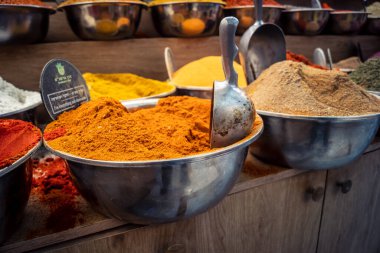 Kudüs, İsrail - 17 Şubat 2026 Mahane Yehuda Pazarı 'nda geleneksel baharatların keşfi, canlı renkler, egzotik dokular ve bu ikonik kentsel konumda aşçılık mirası sergileniyor.