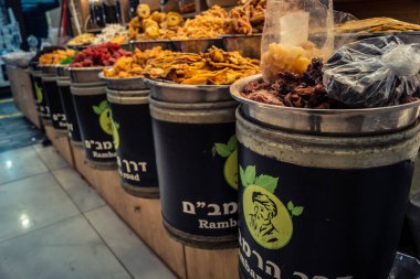 Kudüs, İsrail - 17 Şubat 2026 Mahane Yehuda Pazarı 'nda geleneksel kurutulmuş meyve, sebze ve çiçeklerin keşfi, bu ikonik kent bölgesinde canlı renkler ve dokular sergileniyor.