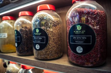 Kudüs, İsrail - 17 Şubat 2026 Mahane Yehuda Pazarı 'nda geleneksel baharatların keşfi, canlı renkler, egzotik dokular ve bu ikonik kentsel konumda aşçılık mirası sergileniyor.