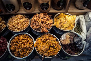 Kudüs, İsrail - 17 Şubat 2026 Mahane Yehuda Pazarı 'nda geleneksel kurutulmuş meyve, sebze ve çiçeklerin keşfi, bu ikonik kent bölgesinde canlı renkler ve dokular sergileniyor.