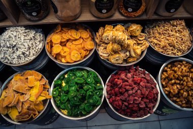 Kudüs, İsrail - 17 Şubat 2026 Mahane Yehuda Pazarı 'nda geleneksel kurutulmuş meyve, sebze ve çiçeklerin keşfi, bu ikonik kent bölgesinde canlı renkler ve dokular sergileniyor.