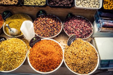 Kudüs, İsrail - 17 Şubat 2026 Mahane Yehuda Pazarı 'nda geleneksel baharatların keşfi, canlı renkler, egzotik dokular ve bu ikonik kentsel konumda aşçılık mirası sergileniyor.