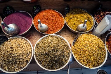 Kudüs, İsrail - 17 Şubat 2026 Mahane Yehuda Pazarı 'nda geleneksel baharatların keşfi, canlı renkler, egzotik dokular ve bu ikonik kentsel konumda aşçılık mirası sergileniyor.