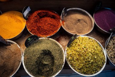 Kudüs, İsrail - 17 Şubat 2026 Mahane Yehuda Pazarı 'nda geleneksel baharatların keşfi, canlı renkler, egzotik dokular ve bu ikonik kentsel konumda aşçılık mirası sergileniyor.