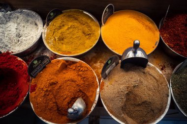 Kudüs, İsrail - 17 Şubat 2026 Mahane Yehuda Pazarı 'nda geleneksel baharatların keşfi, canlı renkler, egzotik dokular ve bu ikonik kentsel konumda aşçılık mirası sergileniyor.