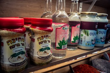 Kudüs, İsrail - 17 Şubat 2026 Mahane Yehuda 'da kaliteli bakkalların zarafeti, bu ikonik ve otantik kent konumu içinde organize raflar, gurme ürünler ve zanaatkar görüntüler sergileniyor..