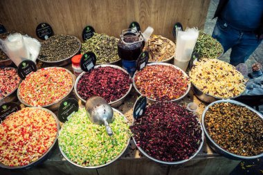 Kudüs, İsrail - 17 Şubat 2026 Mahane Yehuda Pazarı 'nda geleneksel baharatların keşfi, canlı renkler, egzotik dokular ve bu ikonik kentsel konumda aşçılık mirası sergileniyor.