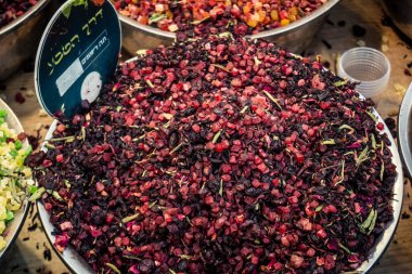 Kudüs, İsrail - 17 Şubat 2026 Mahane Yehuda Pazarı 'nda geleneksel baharatların keşfi, canlı renkler, egzotik dokular ve bu ikonik kentsel konumda aşçılık mirası sergileniyor.