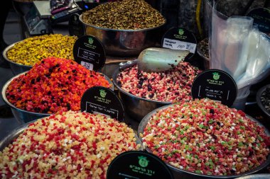 Kudüs, İsrail - 17 Şubat 2026 Mahane Yehuda Pazarı 'nda geleneksel kurutulmuş meyve, sebze ve çiçeklerin keşfi, bu ikonik kent bölgesinde canlı renkler ve dokular sergileniyor.