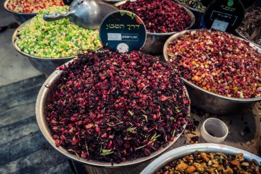 Kudüs, İsrail - 17 Şubat 2026 Mahane Yehuda Pazarı 'nda geleneksel kurutulmuş meyve, sebze ve çiçeklerin keşfi, bu ikonik kent bölgesinde canlı renkler ve dokular sergileniyor.