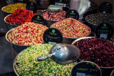 Kudüs, İsrail - 17 Şubat 2026 Mahane Yehuda Pazarı 'nda geleneksel kurutulmuş meyve, sebze ve çiçeklerin keşfi, bu ikonik kent bölgesinde canlı renkler ve dokular sergileniyor.