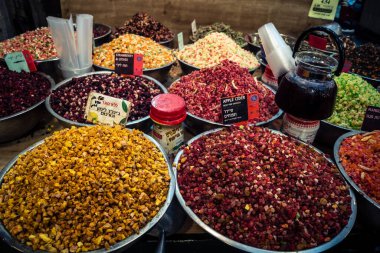 Kudüs, İsrail - 17 Şubat 2026 Mahane Yehuda Pazarı 'nda geleneksel kurutulmuş meyve, sebze ve çiçeklerin keşfi, bu ikonik kent bölgesinde canlı renkler ve dokular sergileniyor.