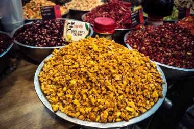 Kudüs, İsrail - 17 Şubat 2026 Mahane Yehuda Pazarı 'nda geleneksel kurutulmuş meyve, sebze ve çiçeklerin keşfi, bu ikonik kent bölgesinde canlı renkler ve dokular sergileniyor.