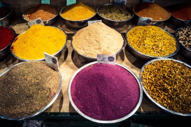 Kudüs, İsrail - 17 Şubat 2026 Mahane Yehuda Pazarı 'nda geleneksel baharatların keşfi, canlı renkler, egzotik dokular ve bu ikonik kentsel konumda aşçılık mirası sergileniyor.