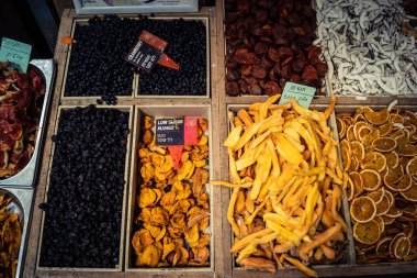 Kudüs, İsrail - 17 Şubat 2026 Mahane Yehuda Pazarı 'nda geleneksel kurutulmuş meyve, sebze ve çiçeklerin keşfi, bu ikonik kent bölgesinde canlı renkler ve dokular sergileniyor.