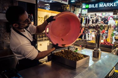 Kudüs, İsrail - 17 Şubat 2026 Mahane Yehuda Pazarı 'nda, bu ikonik kent bölgesinde geleneksel zeytin ve canlı sokak ticaretiyle uğraşan yerel tüccarlar sergileniyor..