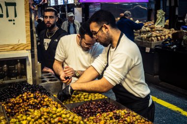 Kudüs, İsrail - 17 Şubat 2026 Mahane Yehuda Pazarı 'nda, bu ikonik kent bölgesinde geleneksel zeytin ve canlı sokak ticaretiyle uğraşan yerel tüccarlar sergileniyor..