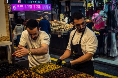 Kudüs, İsrail - 17 Şubat 2026 Mahane Yehuda Pazarı 'nda, bu ikonik kent bölgesinde geleneksel zeytin ve canlı sokak ticaretiyle uğraşan yerel tüccarlar sergileniyor..