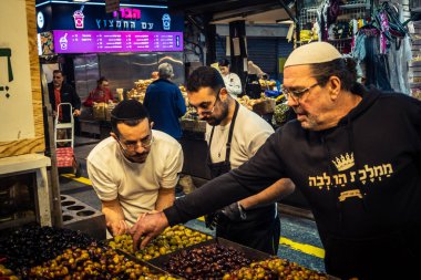 Kudüs, İsrail - 17 Şubat 2026 Mahane Yehuda Pazarı 'nda, bu ikonik kent bölgesinde geleneksel zeytin ve canlı sokak ticaretiyle uğraşan yerel tüccarlar sergileniyor..