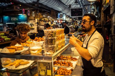 Kudüs, İsrail - 17 Şubat 2026 Mahane Yehuda 'daki ticaret sanatı, bu ikonik ve canlı mekan içinde tüccarların faaliyet, geleneksel hizmet ve otantik insan etkileşimini gözler önüne seriyor..