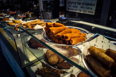 Kudüs, İsrail - 17 Şubat 2026 Mahane Yehuda 'nın tatlı tatları, geleneksel doğu hamur işleri ve Halva' yı altın bal ve fındık ile sergiliyor..