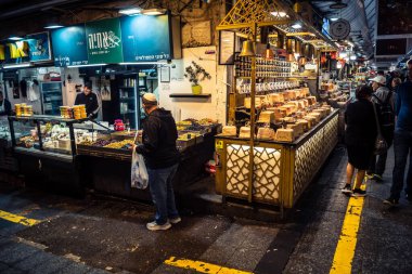 Kudüs, İsrail - 17 Şubat 2026 Mahane Yehuda 'daki ticaret sanatı, bu ikonik ve canlı mekan içinde tüccarların faaliyet, geleneksel hizmet ve otantik insan etkileşimini gözler önüne seriyor..
