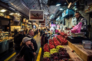 Kudüs, İsrail - 17 Şubat 2026 Mahane Yehuda 'daki ticaret sanatı, bu ikonik ve canlı mekan içinde tüccarların faaliyet, geleneksel hizmet ve otantik insan etkileşimini gözler önüne seriyor..