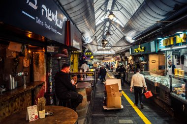 Kudüs, İsrail - 17 Şubat 2026 Mahane Yehuda 'nın tarihi sokaklarında yürüyüş, bu ikonik ve otantik yerin hareketli ruhlarını, işlek caddelerini ve kentsel mimarisini gözler önüne seriyor..