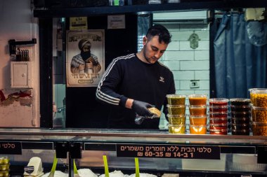 Kudüs, İsrail - 17 Şubat 2026 Mahane Yehuda 'daki ticaret sanatı, bu ikonik ve canlı mekan içinde tüccarların faaliyet, geleneksel hizmet ve otantik insan etkileşimini gözler önüne seriyor..