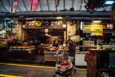 Kudüs, İsrail - 17 Şubat 2026 Mahane Yehuda 'da geleneksel dükkanların keşfi, bu ikonik bölgenin tarihi geçitlerinde renkli cepheler ve sanatsal görüntüler sergiliyor..