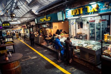 Kudüs, İsrail - 17 Şubat 2026 Mahane Yehuda 'daki ticaret sanatı, bu ikonik ve canlı mekan içinde tüccarların faaliyet, geleneksel hizmet ve otantik insan etkileşimini gözler önüne seriyor..