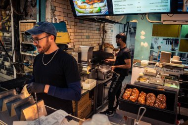 Kudüs, İsrail - 17 Şubat 2026 Mahane Yehuda 'daki ticaret sanatı, bu ikonik ve canlı mekan içinde tüccarların faaliyet, geleneksel hizmet ve otantik insan etkileşimini gözler önüne seriyor..