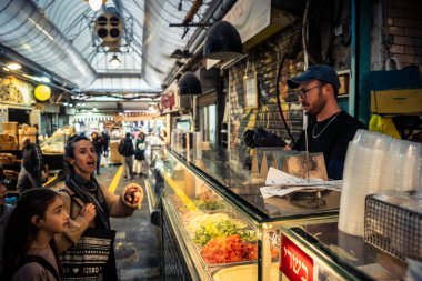Kudüs, İsrail - 17 Şubat 2026 Mahane Yehuda 'daki ticaret sanatı, bu ikonik ve canlı mekan içinde tüccarların faaliyet, geleneksel hizmet ve otantik insan etkileşimini gözler önüne seriyor..