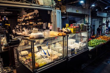 Kudüs, İsrail - 17 Şubat 2026 Mahane Yehuda 'da geleneksel dükkanların keşfi, bu ikonik bölgenin tarihi geçitlerinde renkli cepheler ve sanatsal görüntüler sergiliyor..